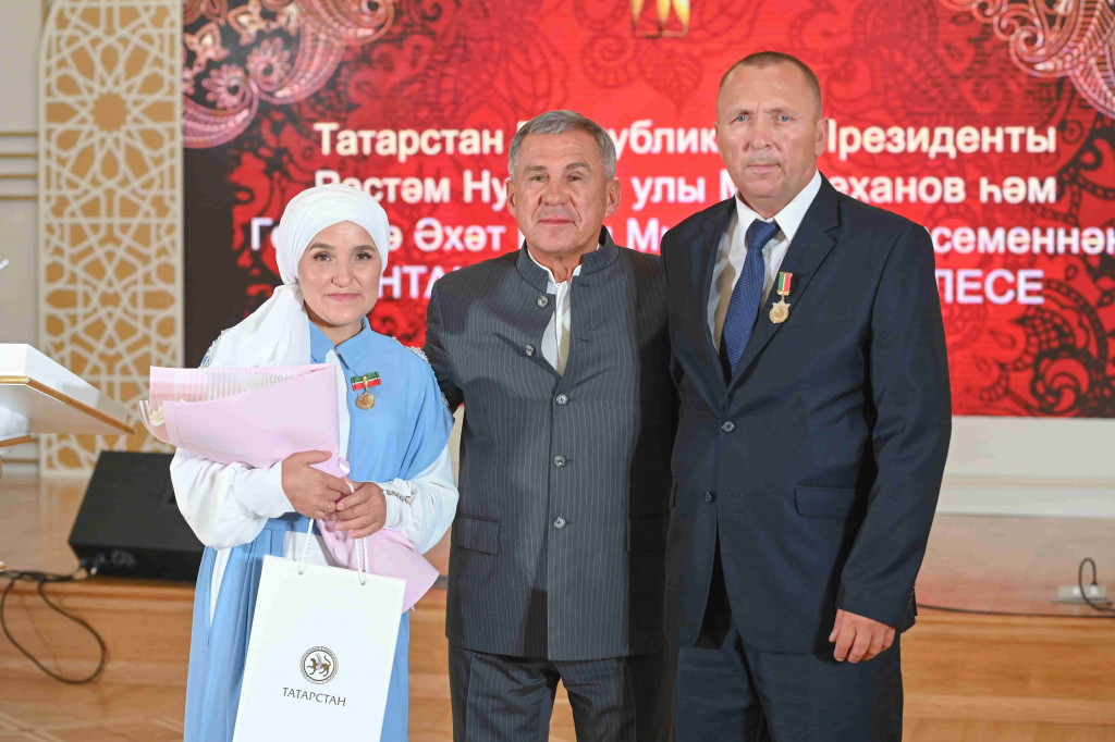 Президент Республики Татарстан Рустам Минниханов вручил государственную награду - медаль «Родительская доблесть» семье Саматовых из Мамадышского района